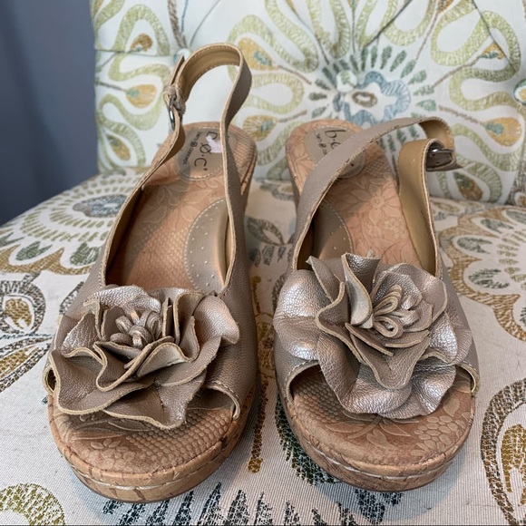 BOC Gold Leather Flower Platform Wedge Size 9 - Picture 2 of 4
